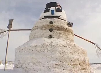 Фермер из Миннесоты за месяц слепил снеговика высотой 15 метров